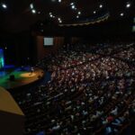 Maurício Meirelles Instagram - Hoje fizemos o Teatro Positivo em Curitiba. Um dos shows mais intensos e insanos da carreira. O único show que teve DOIS BIS. 2 horas de show. 2300 pessoas numa quinta-feira. A comedia nunca esteve tão forte. Obrigado a todos que contribuem com isso. Vamo que tem mais. Obrigado Curitiba. Quem foi, comenta. Quem não foi , responde “qual sua fruta favorita?” O importante é engajar
