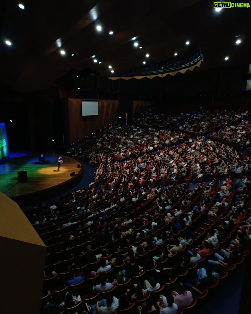 Maurício Meirelles Instagram - Hoje fizemos o Teatro Positivo em Curitiba. Um dos shows mais intensos e insanos da carreira. O único show que teve DOIS BIS. 2 horas de show. 2300 pessoas numa quinta-feira. A comedia nunca esteve tão forte. Obrigado a todos que contribuem com isso. Vamo que tem mais. Obrigado Curitiba. Quem foi, comenta. Quem não foi , responde “qual sua fruta favorita?” O importante é engajar