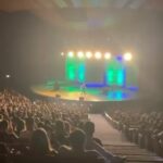 Maurício Meirelles Instagram - Hoje fizemos o Teatro Positivo em Curitiba. Um dos shows mais intensos e insanos da carreira. O único show que teve DOIS BIS. 2 horas de show. 2300 pessoas numa quinta-feira. A comedia nunca esteve tão forte. Obrigado a todos que contribuem com isso. Vamo que tem mais. Obrigado Curitiba. Quem foi, comenta. Quem não foi , responde “qual sua fruta favorita?” O importante é engajar
