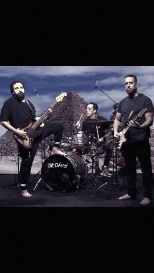 Maurício Meirelles Instagram - NOME DESSA BANDA? Comenta aí 
.
.
.
Guitarra - @maumeirelles 
Baixo - @murilocouto
Bateria - @nilagra 

Produção musical, direção e edição de vídeo - @calazans_fake 
Eng. de gravação - @felipecardenette 
Croma key - Thalita Valle
Gravado nos estúdios @fc.livestudio 

#rock #livemusic #comédia #humor #murilocouto #nilagra #mauriciomeirelles