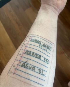 Maurício Meirelles Instagram - Apresento pra vocês minha tatuagem TDAH. Serve para agenda do dia e também colinha do repertório de shows. Achei mais útil que fazer um símbolo japonês.