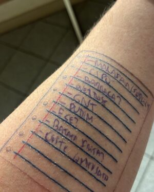 Maurício Meirelles Instagram - Apresento pra vocês minha tatuagem TDAH.

Serve para agenda do dia e também colinha do repertório de shows.

Achei mais útil que fazer um símbolo japonês.