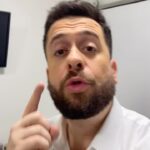 Maurício Meirelles Instagram - Essa parte de encaixar os botões em cada buraco, melhor desenhar para um entendimento melhor... 🤔 Se arrume com a gente pra estreia de #DoQueRiem #GRWM 📺 Do Que Riem? | Segunda às 21h30 no Comedy Central e disponível terça no #ParamountPlus
