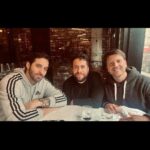 Maurício Meirelles Instagram - FIM DA PRIMEIRA TOUR INTERNACIONAL- Webbullying . Miami, Orlando, Jacksonville, Boston e Toronto. Meus sinceros agradecimentos a todos que lotaram os shows. Foi mto incrivel essa experiência com vocês. Foi a primeira vez que faço show com meu visto de trabalho, graças a @agimmigration.law Foi uma experiência completa. Além dos shows, encontrei amigos de longa data: @guirfreire , @arafinha , @camilacolombo , @brenobalbino @tatawerneck , @rafinhabastos , @danielzukerman e @hashtagmanu . Doideira!!!