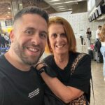 Maurício Meirelles Instagram - Estou há um mês inventando pra minha mãe que passaremos o réveillon em GRAMADO-RS. Acabamos de embarcar num voo pra Paris sem ela desconfiar. Vai no stories acompanhar pq eu tô rindo mto.