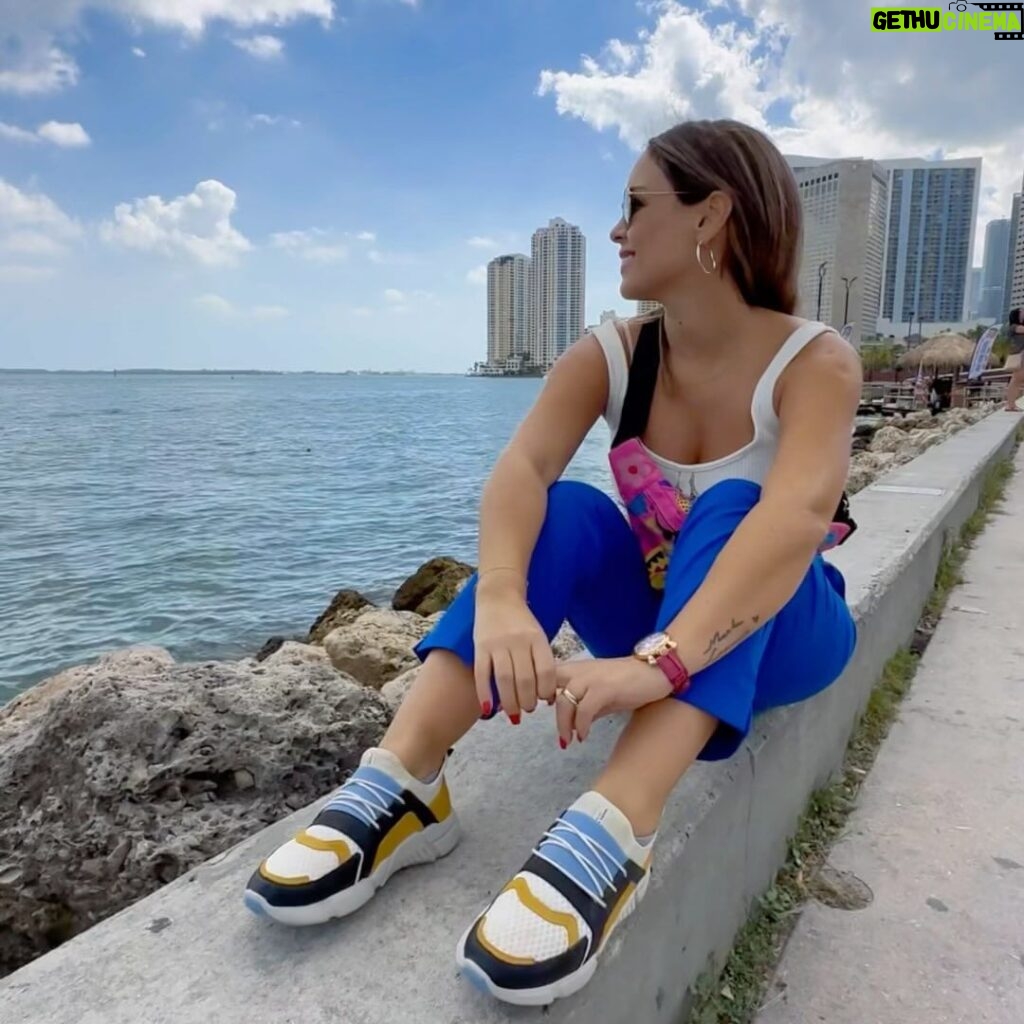 Maura Rivera Instagram - Ya son 7 meses aqui 😱 el tiempo vuelaaaaa 🩵🤍🩵🤍🩵🤍 #miami #bayside Miami, Florida