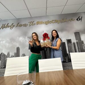 Maura Rivera Instagram - SI LO SUEÑAS LO CREAS 🙌🏼
Cumplí una meta que tenía planeada hace algunos años
 🥹💪🏼. 
Gracias @daisyrojasrealtor por ayudarme en todo el proceso