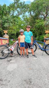 Maura Rivera Instagram - Un bonito progreso ❤️ Él se propuso a enseñarle andar en bici a su hermanita Practicaron varios dias por la mañana y por la noche (hasta en pijama 🤭) hubo frustración y llanto pero con paciencia finalmente Luciana lo logró Les cuento que cómo muchos hermanos pelean todos los dias y a veces colapso 🥴 pero cuándo veo éste u otros progresos por méritos o propósitos propios se me llena el corazón de orgullo, tengo niños buenos de alma se aman y acompañan por sobre todas las cosas y será por el resto de sus vidas (aunque peleen 😂) Ella hace un tiempo atrás le enseñó abrocharse los zapatos porque al ser zurdo le costaba mucho más y también con paciencia lo logró Finalmente no hay como el amor de hermanos con peleas y todo se amarán y acompañarán por siempre 😍
