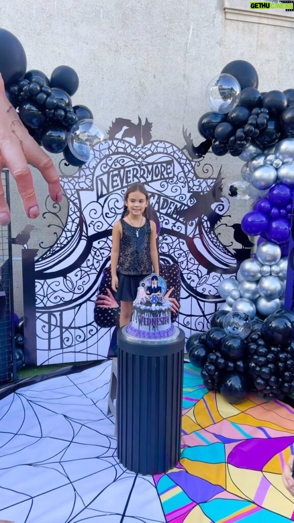Maura Rivera Instagram - Celebración de mi Lu 💜 temática #merlina #wensdayaddams #8años Gracias a todos por los saludos de cumple a mi pequeña!! Y como siempre a @rbm_productions por tanto talento en la decoración 😍 Y @juegosinflables_martinakids por acompañarnos durante tantos años 🫶🏼