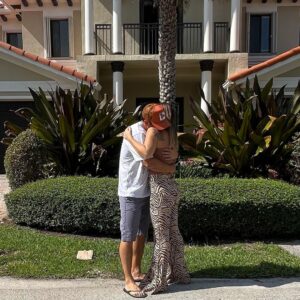 Maura Rivera Instagram - Iniciamos una nueva vida en nuestra nueva casa ! Meses de trámites, cambios , despedidas y muchas cosas más que implicaron todo este proceso 😅 …..
Pero acá estamos para una aventura más juntos 🏠🫶🏼

Gracias a todos quienes nos han apoyado desde el minuto uno 💛

“Nunca es tarde para emprender un nuevo rumbo , vivir una nueva historia y construir un nuevo sueño”