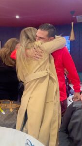 Maura Rivera Instagram - Ayer después del partido espere mucho este momento para abrazarlo y felicitarlo porque siento en él todo lo que vibra jugando acá en Liverpool. Sólo decirles que con convicción, ganas ,empuje y fé todo se puede lograr. Mark jugó hace muchos años atrás en @liverpoolfc pero hoy es tercera vez que lo convocan para jugar en #legends que es un partido a beneficio para la fundación junto a grandes jugadores ya retirados …. Las 3 veces que hemos venido Mark a marcado goles y eso me pone muy orgullosa porque la felicidad que él siente y nosotros su familia es inexplicable. Un club que respeta mucho no solo a los jugadores si no que también a sus familias. Siempre lo acompañé en el fútbol y lo seguiré haciendo en todo ámbito de la vida así como el me acompaña y me apoya a mi en mis proyectos personales. Somos familia pero también somos equipo gracias a ustedes por su cariño y palabras que nos escriben cada día !! ❤️😍 Este video me lo mandaron y refleja todo lo que somos @markgonzalez11 Anfield-Stadium