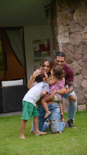 Maura Rivera Instagram - Ayer fue un día nostálgico ya que dejamos la que fue durante 12 años nuestra casa 🫶🏼 nuestro hogar 🏠 para muchos probablemente es algo material o banal pues para mi NO ya que por casi 12 años construimos una familia formamos un hogar y aunque  hoy cerramos un ciclo la cual me da mucha nostalgia a su vez nos permite tomar nuevos rumbos tanto familiares, personales y laborales que ya les contaré 🤭
A esta casa llegue embarazada de mi primer hijo 🥺 tantos recuerdos tanto amor ,veo las imágenes y claramente da pena verla vacía ,se me vienen imágenes a la cabeza de muchos recuerdos pero se que los cambios  muchas veces son para mejor 🙌🏼
Estaremos unos días en viña antes de partir ✈️✈️✈️ 
@markgonzalez11 vamos por siguiente aventura ❤️