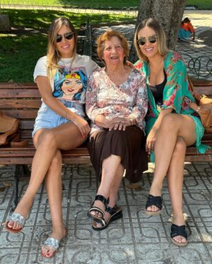 Maura Rivera Instagram - Que lindo fin de semana visitando a nuestra abuelita y tía abuela en Talca ❤️🫶🏼 privilegiadas de tenerlas junto a nosotras #familia 

“Los abuelos son la fuente de amor y enriquecimiento”