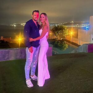 Maura Rivera Instagram - BIENVENIDO 2023🥳🥳🥳
Te recibimos con amor ,prosperidad y buena energía ❤️🫶🏼
Que sea un gran y hermoso año para tod@s

Pd: se paso bien 🤣🥳 (mas en mis historias)