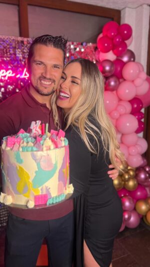 Maura Rivera Instagram - Gracias mi amor y amig@s de mi vida gracias por acompañarme siempre …….. pueden ver la celebración de anoche en mis historias 😊

La hermosa deco es de @rbm_productions 💕💕💕💕