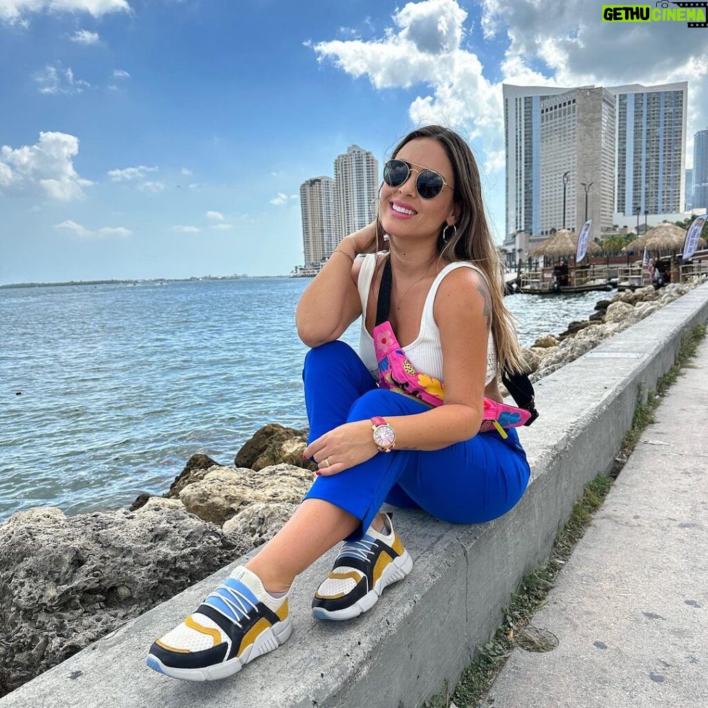 Maura Rivera Instagram - Ya son 7 meses aqui 😱 el tiempo vuelaaaaa 🩵🤍🩵🤍🩵🤍 #miami #bayside Miami, Florida
