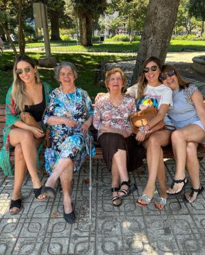 Maura Rivera Instagram - Que lindo fin de semana visitando a nuestra abuelita y tía abuela en Talca ❤️🫶🏼 privilegiadas de tenerlas junto a nosotras #familia 

“Los abuelos son la fuente de amor y enriquecimiento”