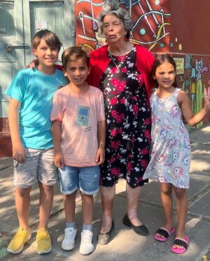 Maura Rivera Instagram - Que lindo fin de semana visitando a nuestra abuelita y tía abuela en Talca ❤️🫶🏼 privilegiadas de tenerlas junto a nosotras #familia 

“Los abuelos son la fuente de amor y enriquecimiento”