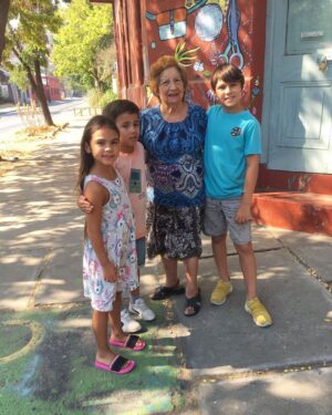 Maura Rivera Instagram - Que lindo fin de semana visitando a nuestra abuelita y tía abuela en Talca ❤️🫶🏼 privilegiadas de tenerlas junto a nosotras #familia 

“Los abuelos son la fuente de amor y enriquecimiento”
