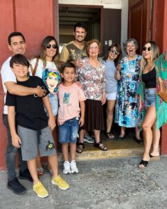Maura Rivera Instagram - Que lindo fin de semana visitando a nuestra abuelita y tía abuela en Talca ❤️🫶🏼 privilegiadas de tenerlas junto a nosotras #familia “Los abuelos son la fuente de amor y enriquecimiento” Talca, Chile