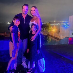 Maura Rivera Instagram - BIENVENIDO 2023🥳🥳🥳
Te recibimos con amor ,prosperidad y buena energía ❤️🫶🏼
Que sea un gran y hermoso año para tod@s

Pd: se paso bien 🤣🥳 (mas en mis historias)