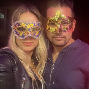Maura Rivera Instagram - BIENVENIDO 2023🥳🥳🥳
Te recibimos con amor ,prosperidad y buena energía ❤️🫶🏼
Que sea un gran y hermoso año para tod@s

Pd: se paso bien 🤣🥳 (mas en mis historias)