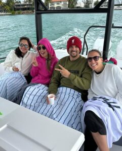 Maura Rivera Instagram - Finde 🩷😍 1- con mi amor en la playa ❤️ 2-mi vidita hermoso 3-mi hija me grabó 4-en el muelle con maridin 5-foto en la caseta de salvavidas de south beach 🏖️ 6-amigas en el bote 🛥️ 7-probando los patines 🛼 8-en la pista de patinaje 9-con la Cata mi amiga de años 10-cagados de frío 🥶🤣 Miami, Florida