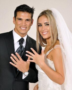 Maura Rivera Instagram - 13 años en el camino del amor del respeto de la admiración de la complicidad de las risas de los sueños anhelos y objetivos 💍 
Gracias por ser mi compañero en todos estos años por darme dos hijos hermosos frutos de nuestro amor 
Te amo por siempre @markgonzalez11 
Feliz aniversario que sea eterno todo lo que nos hace bien 🤍🤍🤍🤍🤍🤍🤍🤍❤️❤️❤️❤️❤️❤️❤️❤️❤️❤️
07-01-2011 (14 años juntos)

#aniversariodeboda #13años