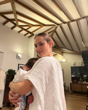 Mauricio Montaner Instagram - Hoy cumplió años la mujer de mi vida. La madre de Apolo. 😍 La más hermosa!! Este último mes se me ha triplicado el amor que siento por ella. Lo que ella hizo y hace yo jamás hubiese podido hacerlo. La tipa más fuerte e increíble del planeta! La admiro tanto y no puedo creer que Dios me premió a mi y a mi hijo con ella. Te amamos amor! Estas fotos me dan mucho llanto… esos días en la clínica esperando a nuestro hijo me hicieron dar cuenta tanto más de lo afortunado que soy! Eres una superhéroe! ♥️feliz cumple! -M