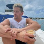 Mauricio Montaner Instagram – El mar. La compañía. Los amigos q son familia. El café con el viento soplando al frente. El atardecer regresando a la marina. Día hermoso juntos 🤍🌊