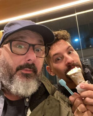 Mauricio Montaner Instagram - Con quién tengo esas conversaciones que teníamos ahora? Quien me va a llevar a los otros restaurantes que no fuimos porque siempre terminábamos repitiendo los que nos gustaban? Y ahora donde me encuentro a otra persona que me entienda y me deje desahogarme cómo lo hacía cuando nos escapábamos a comer? Se que yo era una de tus personas preferidas en el mundo… lo digo con orgullo… y lo sé porque tú eras de las mías… y entre preferidos nos entendíamos. Me faltó vivir tanto contigo y no puedo creer que te fuiste. Me faltó mostrarte el disco nuevo cómo lo hice con rifresh y que me dijeras cuál era tu preferida. Obvio seguro ninguna superaba la que más te gustaba que era Dolería… Gracias por todo lo que sembraste en mi vida… por todo lo que me enseñaste, por pagar cada cuenta en los restaurantes, por sentir que cada show que hacíamos en la Argentina era cómo si fuera tuyo… (que lo eran) gracias por hacerme reír tanto y por explicarme los chistes cuando no los entendía porque claramente mi inteligencia no llegaba a tus niveles. Acá estoy en el mismo sofá donde te llame la última vez… si hubiese sabido que era la última no te hubiese colgado nunca. Te amo… -Tu preferido.