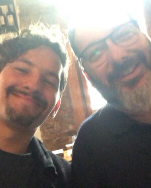 Mauricio Montaner Instagram - Con quién tengo esas conversaciones que teníamos ahora? Quien me va a llevar a los otros restaurantes que no fuimos porque siempre terminábamos repitiendo los que nos gustaban? Y ahora donde me encuentro a otra persona que me entienda y me deje desahogarme cómo lo hacía cuando nos escapábamos a comer? Se que yo era una de tus personas preferidas en el mundo… lo digo con orgullo… y lo sé porque tú eras de las mías… y entre preferidos nos entendíamos. Me faltó vivir tanto contigo y no puedo creer que te fuiste. Me faltó mostrarte el disco nuevo cómo lo hice con rifresh y que me dijeras cuál era tu preferida. Obvio seguro ninguna superaba la que más te gustaba que era Dolería… Gracias por todo lo que sembraste en mi vida… por todo lo que me enseñaste, por pagar cada cuenta en los restaurantes, por sentir que cada show que hacíamos en la Argentina era cómo si fuera tuyo… (que lo eran) gracias por hacerme reír tanto y por explicarme los chistes cuando no los entendía porque claramente mi inteligencia no llegaba a tus niveles. Acá estoy en el mismo sofá donde te llame la última vez… si hubiese sabido que era la última no te hubiese colgado nunca. Te amo… -Tu preferido.