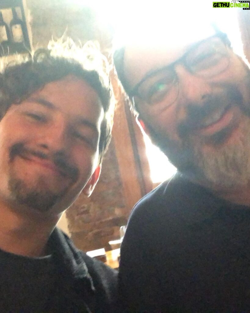 Mauricio Montaner Instagram - Con quién tengo esas conversaciones que teníamos ahora? Quien me va a llevar a los otros restaurantes que no fuimos porque siempre terminábamos repitiendo los que nos gustaban? Y ahora donde me encuentro a otra persona que me entienda y me deje desahogarme cómo lo hacía cuando nos escapábamos a comer? Se que yo era una de tus personas preferidas en el mundo… lo digo con orgullo… y lo sé porque tú eras de las mías… y entre preferidos nos entendíamos. Me faltó vivir tanto contigo y no puedo creer que te fuiste. Me faltó mostrarte el disco nuevo cómo lo hice con rifresh y que me dijeras cuál era tu preferida. Obvio seguro ninguna superaba la que más te gustaba que era Dolería… Gracias por todo lo que sembraste en mi vida… por todo lo que me enseñaste, por pagar cada cuenta en los restaurantes, por sentir que cada show que hacíamos en la Argentina era cómo si fuera tuyo… (que lo eran) gracias por hacerme reír tanto y por explicarme los chistes cuando no los entendía porque claramente mi inteligencia no llegaba a tus niveles. Acá estoy en el mismo sofá donde te llame la última vez… si hubiese sabido que era la última no te hubiese colgado nunca. Te amo… -Tu preferido.