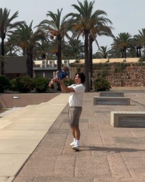 Mauricio Montaner Instagram - Viviendo lo que siempre nos soñamos! Girando en familia!!! Conociendo gente increíble, lugares hermosos y comiendo espectacular. Esta gira de España nos la soñábamos, hoy le toca a Murcia y mañana Barcelona! 🇪🇸🇪🇸🇪🇸