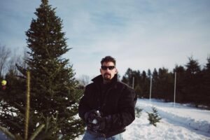 Mauricio Montaner Instagram - Guerra de nieve contra @camilo capturada por @evaluna ☃️ espero estén disfrutando este tiempo con sus familias. Los amo