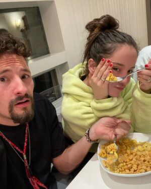 Mauricio Montaner Instagram - Cuando estás cenando en un restaurante y te toman fotos a escondidas! 😂😂😂