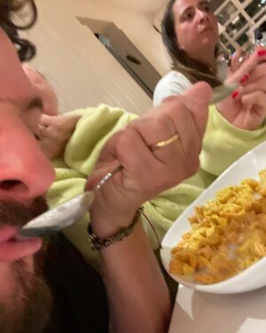 Mauricio Montaner Instagram - Cuando estás cenando en un restaurante y te toman fotos a escondidas! 😂😂😂