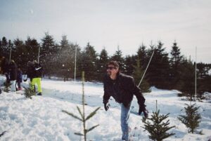 Mauricio Montaner Instagram - Guerra de nieve contra @camilo capturada por @evaluna ☃️ espero estén disfrutando este tiempo con sus familias. Los amo