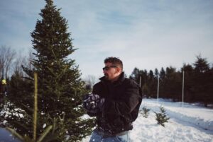 Mauricio Montaner Instagram - Guerra de nieve contra @camilo capturada por @evaluna ☃️ espero estén disfrutando este tiempo con sus familias. Los amo