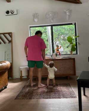 Mauricio Montaner Instagram - Mi vida entera soñé ser papá y hoy celebré mi primer Día del padre. Ufff siento que es el papel más importante de mi vida. Que todo lo demás no le llega ni a los tobillos! Aún sigo sin creérmelo, y sin saber cómo explicar lo increíble que se siente. (Típica frase de mis padres: “deja que tengas chamos pa que entiendas” jejeje) y la verdad es que con el ejemplo tan extraordinario que he tenido con mi padre siento que lo estoy haciendo bastante bien. Gracias por todos los mensajes, los amo.