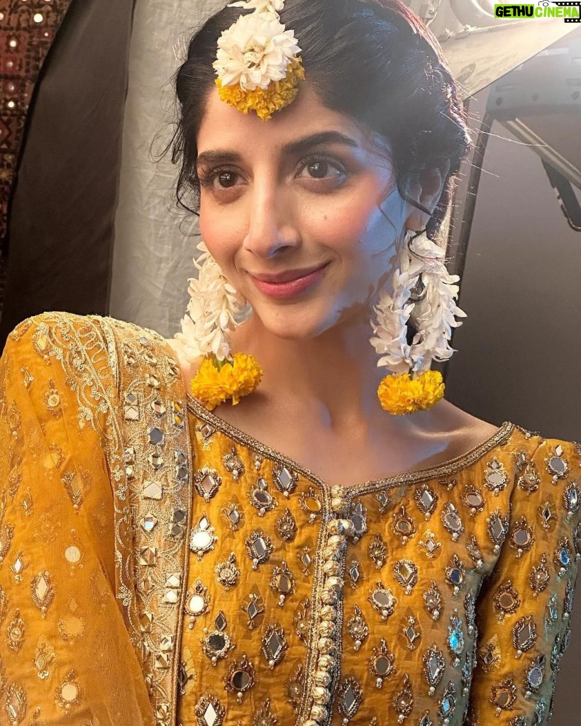 Mawra Hocane Instagram - NOOOO it’s not my wedding, not now, not next week, not next month, not this year… now if we are done with the gossip.. here’s a little bts from my next..ty! ☺️🫶🏻 sweetest outfit by @mohsin.naveed.ranjha mua @imranaslammua Karachi کراچی