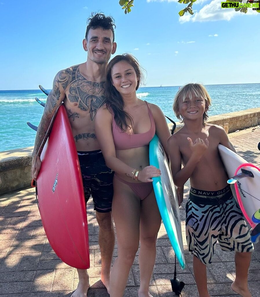 Max Holloway Instagram - Summer days with the fam. 🏄‍♂️
