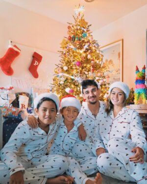 Max Holloway Instagram - Merry Christmas from the Holloways 🎄