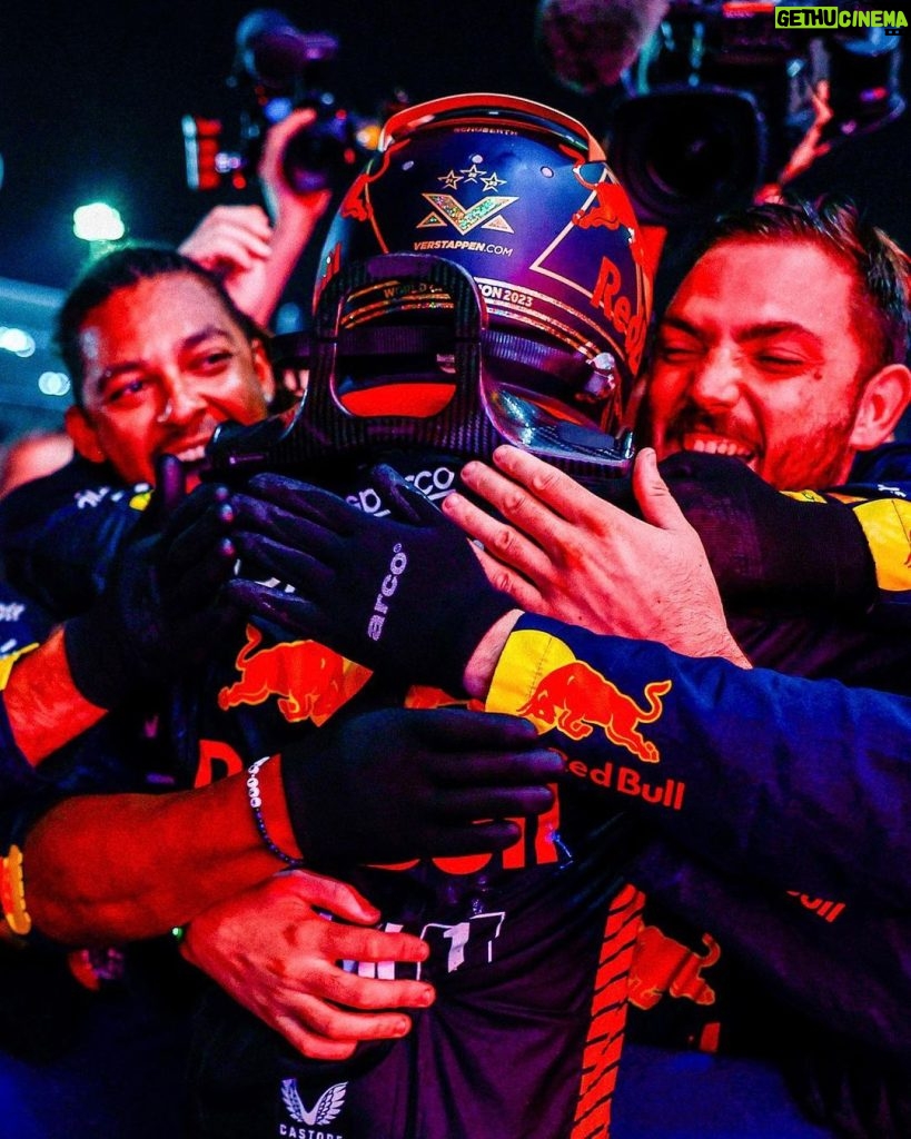 Max Verstappen Instagram - Champions 🙌 Winning the race is the perfect way to end an amazing weekend @redbullracing 👏 Thank you all for the tremendous support and messages 🙏 #QatarGP Losail International Circuit