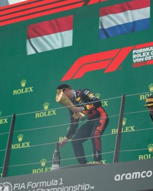 Max Verstappen Instagram - What a way to finish a perfect weekend @redbullracing 🏆 

An absolutely amazing job by everyone in the team 💪

A big thank you goes out to everyone for joining us on the Red Bull Ring! Your support is seriously unmatched 👏🦁

#AustrianGP