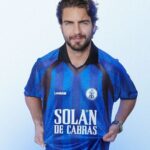 Maxi Iglesias Instagram - He "fichado" con @solandecabras , nueva agua oficial de @laliga que han creado esta camiseta junto a @laagam______ Refleja la sinergia " fashion-meets-football" y ya con ella puesta, a la calle! #ad