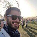 Maxi Iglesias Instagram - Coachella será muy "cool" pero yo, prefiero MadCool #Peineta rociera en la cabeza #Pañuleito muy del desert forajido se busca #Camisita estampados detalles indie Coachella Music Festival