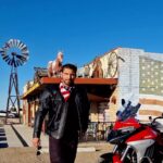 Maxi Iglesias Instagram - Los Ángeles - Sedona - Los Ángeles Unas 1500 millas de viaje en moto, escuchando el silencio del desierto, el rugir de la V4 y Country a cada esquina. . Si la vida es un viaje.. Qué te hace parar? Qué cuenta, de lo que encuentras ? A donde has de viajar para llegar a lo más próximo de ti, a lo que no depende de ningún paisaje ? Qué camino eliges tomar y donde decides frenar, donde aceleras y cómo encaras una pendiente? Si la vida es un viaje.. Sedona, Arizona