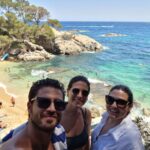 Maxi Iglesias Instagram - De esos findes para recordar.. Costa Brava y su esencia Mis dos mejores amigas del cole (bueno 2,5🤰) Atardeceres de colores en el viento El grupo que he unido ("Team temitas") Comer, desde la boda en Galicia..qué deleite!