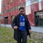 Maxi Iglesias Instagram - He "fichado" con @solandecabras , nueva agua oficial de @laliga que han creado esta camiseta junto a @laagam______ Refleja la sinergia " fashion-meets-football" y ya con ella puesta, a la calle! #ad